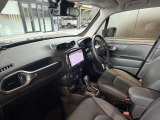 助手席もレザーシートです。大きめのシートでゆったりご乗車頂けます。