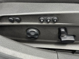 ポジションメモリー機能付き電動シート。家族個々のポジションや乗降用ポジション等をメモリーすると、便利に使えます