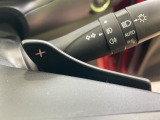 【パドルシフト】ハンドルから手を離さずに素早くシフトアップ&ダウンができるので、エンジンブレーキを使う下り坂や高速道路の合流で加速したい場面で役立ちます。