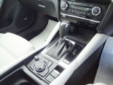6AT車のシフトまわりや操作部を確認できます。