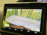 【バックカメラ】駐車時に後方がリアルタイム映像で確認できます。大型商業施設や立体駐車場での駐車時や、夜間のバック時に大活躍!運転スキルに関わらず、今や必須となった装備のひとつです!