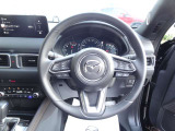 手元のスイッチで各種操作ができ、運転中の使いやすさにも配慮されています。