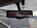 スマート・ルームミラー:車両後方のカメラ映像をミラー面に映し出すので、車内の状況や、天候などに影響されずいつでもクリアな後方視界が得られます。