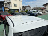 目立つキズ凹み等はありませんが、中古車という商品の特性ルーフには子キズや塗装しみがあります