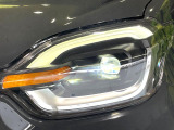 【LEDヘッドライト】悪天候や夜間走行時も良好な視界を確保し安心して運転できる高輝度LEDヘッドライトを装備!点灯速度が早く、消費電力も抑えられています。