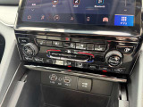 運転席・助手席の温度調節を個々に設定できるデュアルゾーンオートエアコンを装備しております。