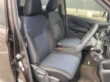 前席です。センターコンソールが無いので車内での左右移動が出来ます。