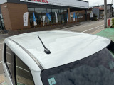 目立つキズ凹み等はありませんが、中古車という商品の特性ルーフには子キズや塗装しみがあります