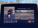 狭い場所での駐車やすれ違いなどでより的確な運転操作に役立つ360&deg;ビューモニターが装備されています。