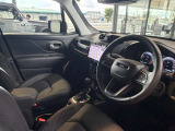 ステアリングを握ればJeepワールドが目の前に広がります。