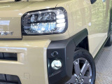 【LEDヘッドライト】悪天候や夜間走行時も良好な視界を確保し安心して運転できる高輝度LEDヘッドライトを装備!点灯速度が早く、消費電力も抑えられています。