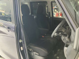 運転席まわりです。運転席からの視界が左右に広く隅々まではっきりと見渡せます!クルマの前端も把握しやすく安心して運転できます!