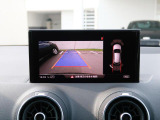 バックカメラ駐車時、後退時に後方を確認する事ができる安全快適装備になります映像だけでなくセンサーにより障害物の距離もドライバーに直感的に伝えてくれる機能になります。