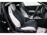 【運転席】ブラック/ホワイト基調のインテリアにレザーシート(合皮※メーカー基準)。シートリフターで座面の高さを調整可能です。シートヒーター・フロアマット付です。