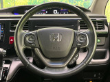 インテリアに合わせたデザインのステアリングは、運転される方のことも考え、運転しやすい形状、大きさです。是非一度、実際に触ってお確かめください。