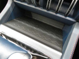 センターコンソールにはワイヤレス充電エリアを備えており、スマートフォンの充電もスムーズ。使い勝手と快適性を高めてくれる便利な装備です。