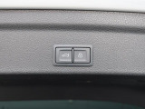 オートマチックテールゲート付き。アドバンストキーのボタンの長押し、運転席のドアのスイッチで開閉できます。