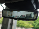 車体に装備したカメラによる後方映像が、ルームミラーに映し出されます。後席に人が座っていても、ラゲッジスペースに荷物を満載していても、車両後方の様子をはっきりと確認できます。