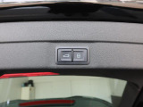 オートマチックテールゲート付き。アドバンストキーのボタンの長押し、運転席のドアのスイッチで開閉できます。