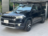 遠くから見てもひと目でJeepとわかるデザイン。アウトドアからフォーマルなシーンまでしっかりとこなします。