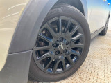 ●純正16インチアルミホイール:輸入車ならではの卓越した走りを支えるホイールと足回りです!日本車の走りに慣れている方にもぜひ体感して頂きたいほど、高いレベルでまとまっています!