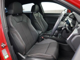 Audi車はどの車種も全てレザーハンドルです。そこにはAudiのこだわりがあり質感の高いレザーでしっかりと手に馴染み、高級感を演出します。