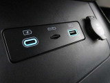 USB電源ソケット(Type-A/Type-C)を備えており、スマートフォンなどの充電にも便利。日常使いからロングドライブまで快適性を高めてくれる装備です。