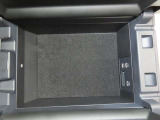 アームレスト内に、USBポートを二口備えています。運転席と助手席それぞれのスマホや電子小物を充電可能です。