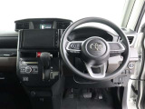 足元広々な運転席!視界も高く、フロントガラスも広いデザインで周囲を広々と見渡せます