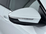 ●アウディサイドアシスト『後方の死角を並走する車両を検知しドアミラーの内側のLEDが点灯。ドライバーに注意を促し事故を未然に防ぐシステムです。』