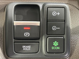 【電動パーキングブレーキ】パーキングブレーキは便利な電動式!ボタン一つで操作でき、アクセルを踏めば自動で解除されます♪レバーやペダルが無いので運転席廻りもすっきりしますね♪