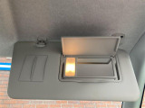 【バニティミラー】サンバイザー裏に設置されたミラーで身だしなみチェック!ちょっとしたメイク直しにも活躍します♪