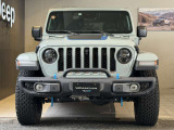 Jeep伝統の丸目のヘッドライトにセブンスロットグリル!一目でJeepだとわかります。