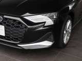 ●Audiが最初に採用したLEDポジショニングランプ。シャープなラインで昼間でも点けていたいと思うほど上品でオシャレです。夜間走行時はさらに目立ちます!