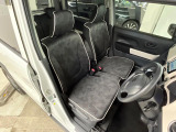 運転席まわりには十分なスペースがあり、大柄な方でもゆったり運転していただける環境です。