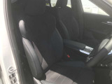 【コックピットシート】BMW車の主役席。車体中央にくる様に配置し車両重心とが一致する事でドライバーと車との一体感あるドライビングを実現。人間工学に基づき形成した形状が長時間のドライブ疲労も軽減します!