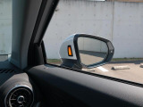 アウディサイドアシスト『後方の死角を並走する車両を検知しドアミラーの内側のLEDが点灯。ドライバーに注意を促し事故を未然に防ぐシステムです。』