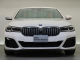 【キドニーグリル】BMWの代名詞。一目見ただけでBMWであると認識できる確固たるアイコンとして存在感を放ちます。
