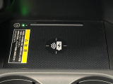 【ワイヤレス充電】車のワイヤレス充電は、スマートフォンを充電パッドに置くだけで簡単に充電できる便利な機能です。ケーブルが不要なので車内がすっきりし、運転中でも安全に使えます。