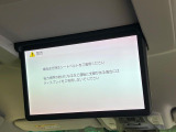 【13.3インチフリップダウンモニター】大画面モニターで後席でもエンタメをお楽しみいただけます。小さなお子様にも大人気の装備です♪