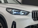 アダプティブLEDヘッドライトはステアリングを切った方向を照らします。