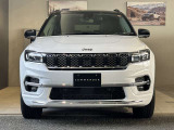 Jeep伝統の丸目のヘッドライトにセブンスロットグリル!一目でJeepだとわかります。