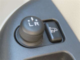 日本の駐車場は幅が広くないところが多くて、乗り降りが大変だったりしますよね。電動ミラーがあれば、室内でミラーをたためるので、駐車するときも便利ですね。