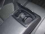 二列目シートの背もたれの中にドリンクホルダーが隠されていて手に取りやすい位置にドリンクホルダーが付いていて、とても便利ですよ(*^-^*)
