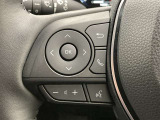 運転中、オーディオの操作をしてて、ハッとしたことはありませんか?ステアリングスイッチは、運転中でもハンドルでオーディオの操作が可能です。安全なドライブをサポートします。
