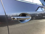 スマートキーを所持している状態でロックボタンを押すと、車両すべてのドアの解錠や施錠を行うことが出来ます。