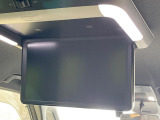 【15.6型フリップダウンモニター】大画面モニターで後席でもエンタメをお楽しみいただけます。小さなお子様にも大人気の装備です♪