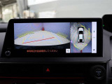 【パノラミックビューモニター】映像で、見づらい車両周辺の確認をアシスト。クルマを真上から見ているような映像を表示。 運転席から確認しにくい車両周囲の状況を把握。