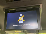 【後席モニター】家族や友人とお出かけする機会が多い方に大人気の後席モニターを装備!見やすい位置に画面がありテレビやDVDの視聴も快適!友達もお子様も、後席にしか乗らなくなるかも??