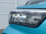 【LEDヘッドライト】悪天候や夜間走行時も良好な視界を確保し安心して運転できる高輝度LEDヘッドライトを装備!点灯速度が早く、消費電力も抑えられています。